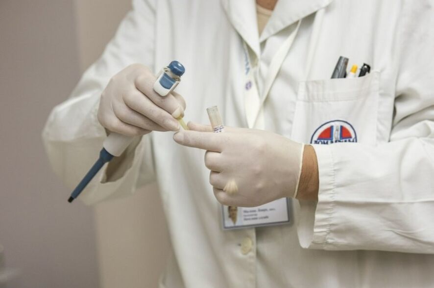 Medico che diagnostica il papillomavirus umano